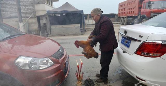 刚提新车，烧香杀鸡，媳妇说回去要“放一炮”庆祝，结果悲剧了