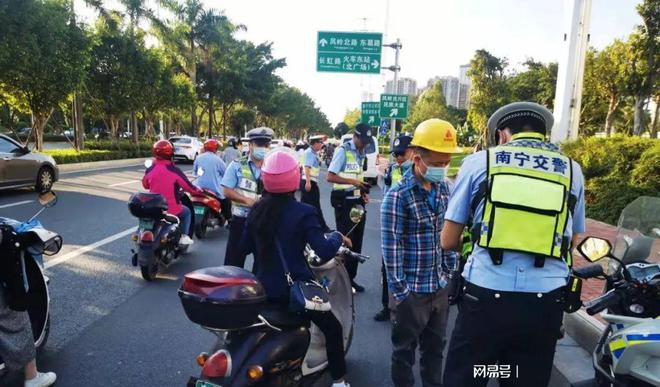 发生交通事故车拖走了交钱么_交通事故案发现场的车辆谁拖走