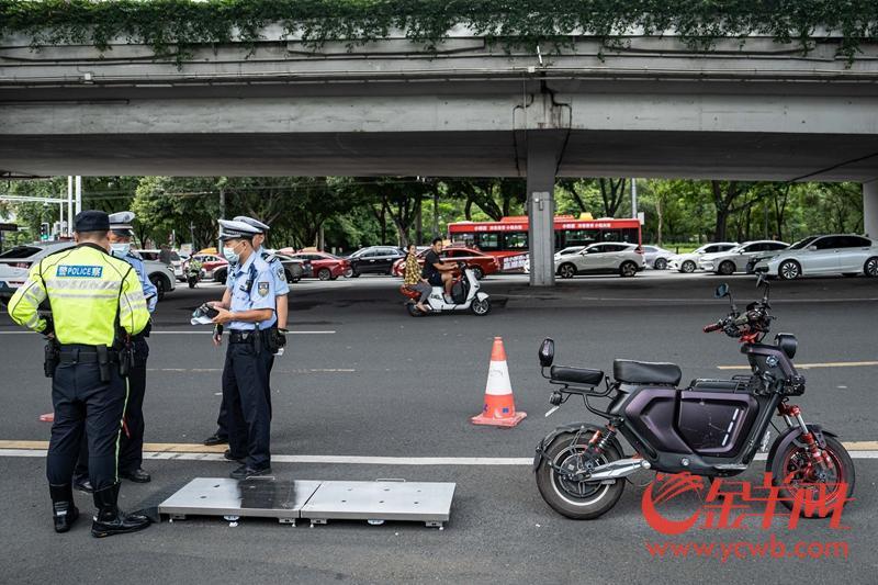 事故车辆拖走多长时间能开回来_交通事故案发现场的车辆谁拖走_发生事故车被拖走多久能开回来