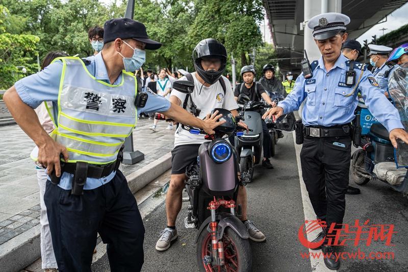 事故车辆拖走多长时间能开回来_交通事故案发现场的车辆谁拖走_发生事故车被拖走多久能开回来