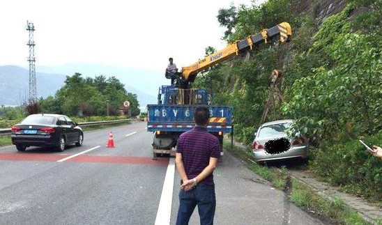 车辆事故拖车_事故车辆拖车费用规定_事故车辆拖车费谁来承担