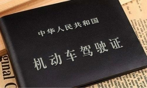 前车事故后车实线变道算违章吗_前方事故实线变道违章被拍_前面事故实线变道